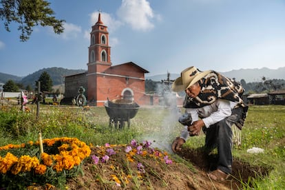 Para celebrar el Día de Muertos, Sabino Marín Reyes limpia y decora las tumbas de sus familiares en el cementario de Francisco Serrato, una comunidad indígena mazahua de Michoacán. Los mazahuas creen que las monarcas son el alma de sus antepasados que regresa cada año de visita.