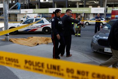La policía investiga el incidente donde una camioneta atropelló a varias personas en una intersección al norte de Toronto.