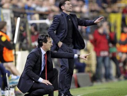 Emery y Marcelino dan instrucciones en el partido de ida. 