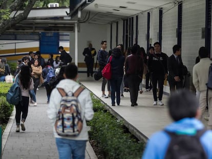 Alumnos de la UNAM, este lunes.