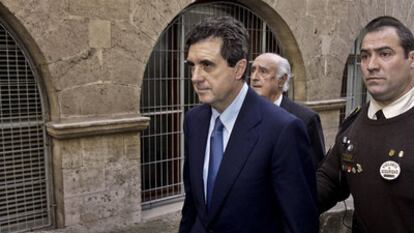 Jaume Matas, acompañado de un vigilante y de su abogado, Rafael Perera, tras declarar por el caso Palma Arena.