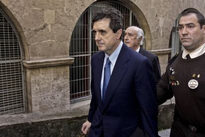 Jaume Matas, acompañado de un vigilante y de su abogado, Rafael Perera, tras declarar por el caso Palma Arena.