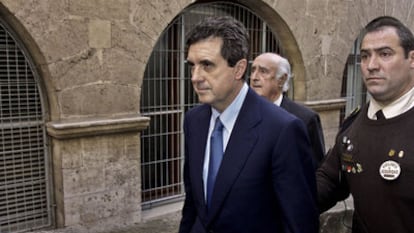 Jaume Matas, acompañado de un vigilante y de su abogado, Rafael Perera, tras declarar por el caso Palma Arena.