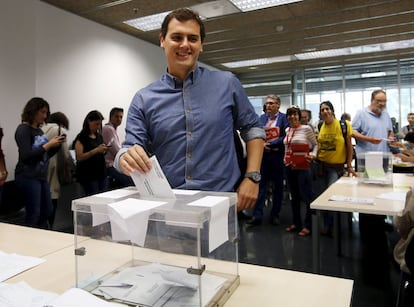 Albert Rivera ejerce su derecho al voto en un colegio electoral de Barcelona en las eleciones municipales y autonómicas celebradas el 24 de mayo de 2015.