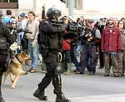 Policías canadienses contienen a los manifestantes que protestan contra la cumbre del FMI que se celebra en Ottawa.