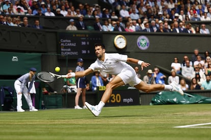 El tenista serbio Novak Djokovic se estira para alcanzar una pelota con la derecha. 