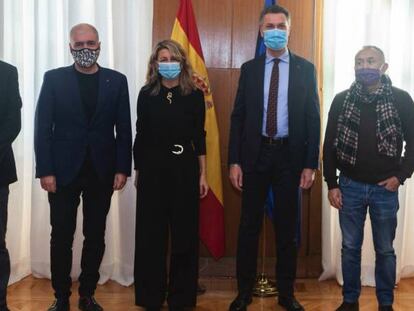 La ministra de Trabajo, Yolanda Díaz, se reune con el presidente de la Confederación Europea de Sindicatos (CES), Luca Visentini, (a su izquierda), junto a otros miembros de sus equipos y los líderes de CC OO y UGT.