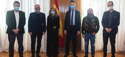 La ministra de Trabajo, Yolanda Díaz, se reune con el presidente de la Confederación Europea de Sindicatos (CES), Luca Visentini, (a su izquierda), junto a otros miembros de sus equipos y los líderes de CC OO y UGT.