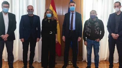 La ministra de Trabajo, Yolanda Díaz, se reune con el presidente de la Confederación Europea de Sindicatos (CES), Luca Visentini, (a su izquierda), junto a otros miembros de sus equipos y los líderes de CC OO y UGT.