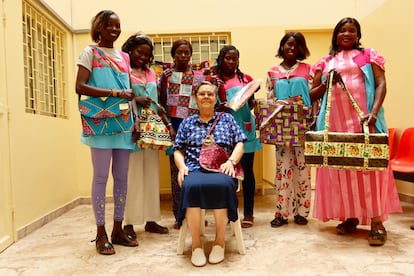 La hermana Regina Casado, que lleva la mayor parte de sus 82 años empoderando a las mujeres de Camerún y Senegal, es la persona que ha formado a las jóvenes de Sam Sam III y las ha animado a formar la cooperativa GIE Solidaire de Confection et Artisanat.