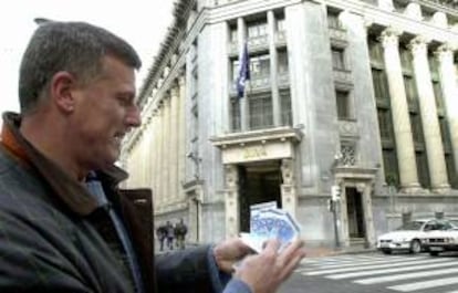 Un bilbaino muestra los billetes de euro retirados de un cajero automático. EFE/Archivo