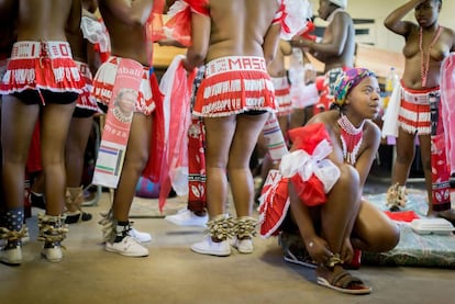 Jóvenes casaderas de la etnia zulú vestidas con trajes tradicionales se preparan para participar en la llamada mini danza de la caña (uMkhosi woMhlanga) o danza de las vírgenes en la región sudafricana de Kwzulu-Natal, cuya capital es Durban, el pasado 19 de agosto. Originalmente, este es un evento anual de las etnias swazi y zulú y celebrado en Swazilandia en el que miles de chicas solteras viajan desde diversas aldeas para participar en él. Dura unos ocho días. Esta es una versión sudafricana de la misma, también muy popular.