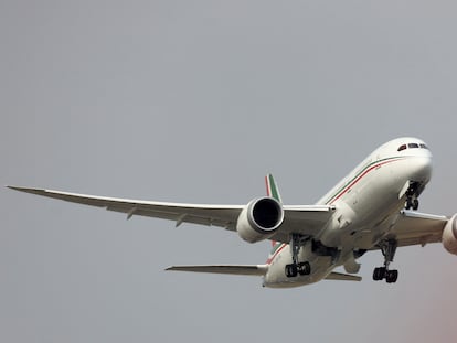El avión presidencial despega rumbo a Tayikistán desde el AICM, este viernes.