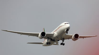 El avión presidencial despega rumbo a Tayikistán desde el AICM, este viernes.
