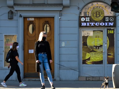 Una mujer pasea frente a una tienda de cambio de bitcoin en el centro de la ciudad de Cracovia (Polonia).