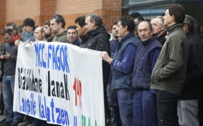 Concentración de los trabajadores de Grumal frente a la sede de la compañía, en Azpeitia.