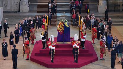 Los ciudadanos visitan la capilla ardiente de la reina Isabel II, situada dentro del palacio de Westminster, este miércoles en Londres.
