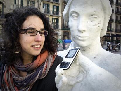 Alba García, con su móvil para hablar y escuchar.