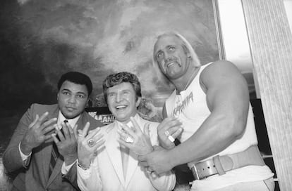 Muhammad Ali, Liberace y Hulk Hogan se reúnen en el Madison Square Garden, minutos antes de una presentación de lucha libre, en Nueva York, el 29 de marzo de 1985.