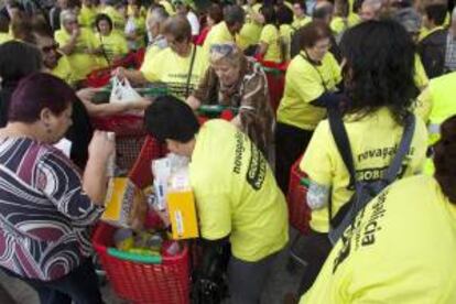 Afectados por las participaciones preferentes bancarias han realizado hoy un peculiar acto de protesta al hacer una compra en un centro comercial de Vigo que donarán al banco de alimentos de la ciudad.