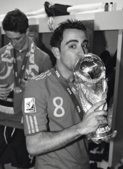 11 de julio de 2010, Johannesburgo, Sudáfrica. Xavi, en el vestuario con la Copa del Mundo que acababa de ganar con la selección.