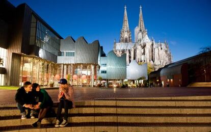 El museo Ludwig, inaugurado en 1986, obra de Peter Busmann Godfried Haberer, con la catedral al fondo.