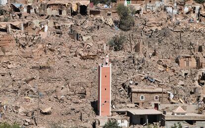 Daños y destrucción en la aldea de Tiksit, al sur de Adassil, dos días después del devastador terremoto.