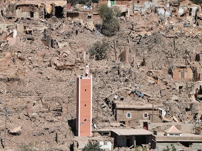 Daños y destrucción en la aldea de Tiksit, al sur de Adassil, dos días después del devastador terremoto.