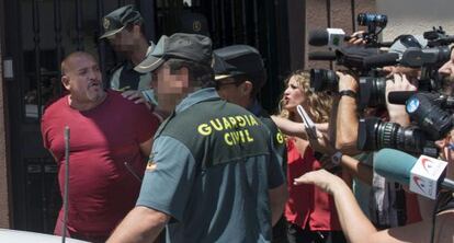 El padre de los tres niños durante su traslado a prisión el viernes.