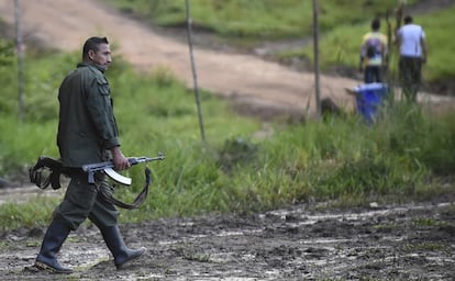 En el encuentro los guerrilleros, armados y uniformados, aseguraron pertenecer a las facciones disidentes de las FARC y el ELN. 