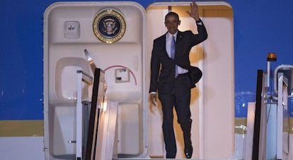 El presidente de Estados Unidos, Barack Obama, desciende del avi&oacute;n presidencial Air Force One ayer jueves 21 de abril de 2016.