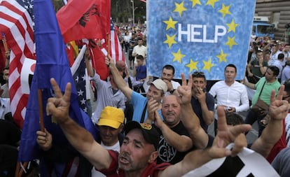 Manifestantes piden la dimisión de Edi Rama, este sábado en Tirana.