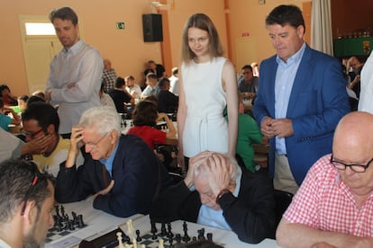 Juan Codina, de 95 años, el pasado agosto durante el torneo de Alcubierre (Huesca); detrás, el alcalde, Álvaro Amador, y la gran maestra Anna Muzychuk.
