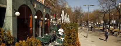 Quiosco del Café Gijón situado en el Paseo de Recoletos.