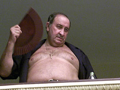 Jesús Gil combate el calor mientras espera en la Audiencia Provincial de Málaga que le llame el fiscal para prestar declaración.