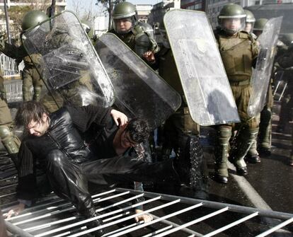 Gabriel Boric, presidente de la Federación de Estudiante de Chile (FECH), se enfrenta con la Policía en Santiago de Chile durante la manifestación.