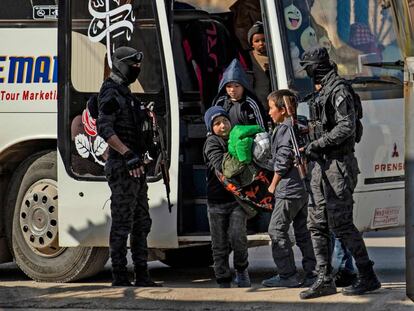 Huérfanos rusos de familias ligadas al ISIS llegan este jueves a Qamishli.