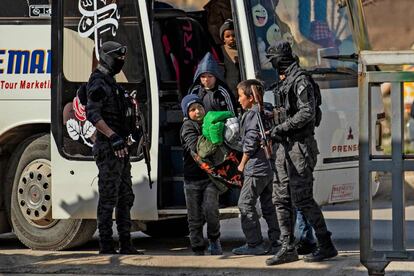 Huérfanos rusos de familias ligadas al ISIS llegan este jueves a Qamishli.