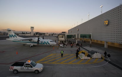 Un avión de Aeromar en la Terminal 2 del Aeropuerto Internacional de la Ciudad de México (AICM).