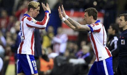 Torres choca la mano de Mandzukic al ser sustituido