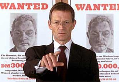 Nicholas Serota, director de la Tate, posa ante uno de los carteles.