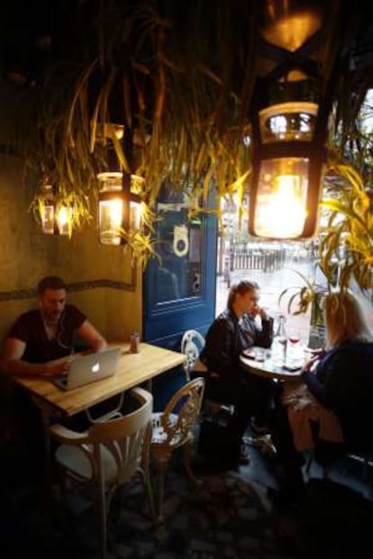 Interior del restaurante Ojalá, en Malasaña (Madrid).