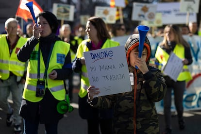 Protesta de treballadors de la fàbrica Danone de a Parets del Vallès.