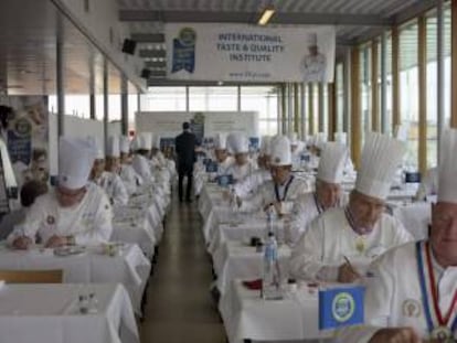 Sesenta chefs europeos reunidos en Bruselas durante una de las sesiones de cata para seleccionar a los premiados de los "Superior Taste Awards" que tienen lugar en Bruselas, que cada año organiza el International Taste and Quality Institute (Instituto Internacional del Sabor y la Calidad, iTQi), con sede en la capital belga, y cuyos ganadores se conocerán en junio próximo.