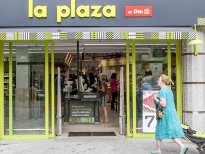 Entrada al nuevo supermercado de La Plaza en la calle Uruguay de Madrid.