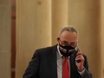 El líder de la minoría demócrata en el Senado, Chuck Schumer, habla por teléfono en el Capitolio.