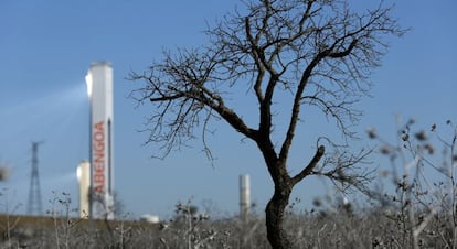 Torre de Abengoa de una planta solar. 