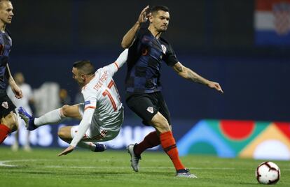 Iago Aspas cae al suelo tras una acción contra Dejan Lovren.