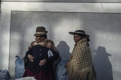 “Se cambió la narrativa: antes los del campo eran los pobrecitos, en este momento ellos sostuvieron a las ciudades”, explica Cesar Francisco Sotomayor Calderón, ex viceministro de Agricultura de 2014 al 2016. El 'boom' de la quinoa desde el 2013 ha impactado en las poblaciones locales a nivel económico. En la imagen, dos campesinas en el mercado de Ilave.