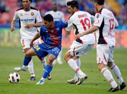 Montero trata de regatear a los defensas del Mallorca.